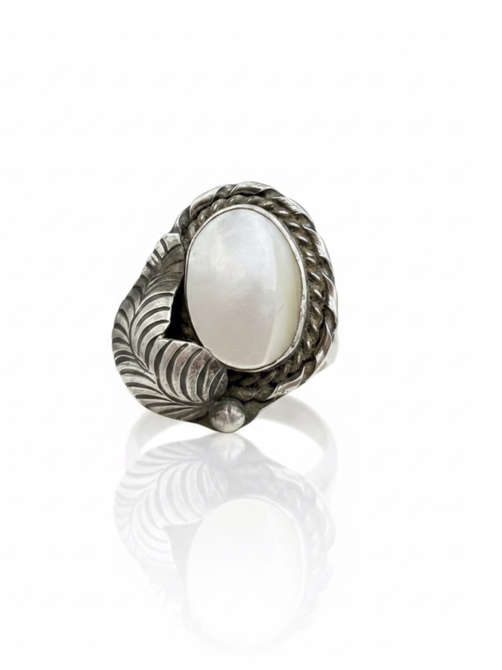 VTG Navajo Sterling Silver Mother of Pearl Leaf Ring Sz 7.75 - Verified 93.8%